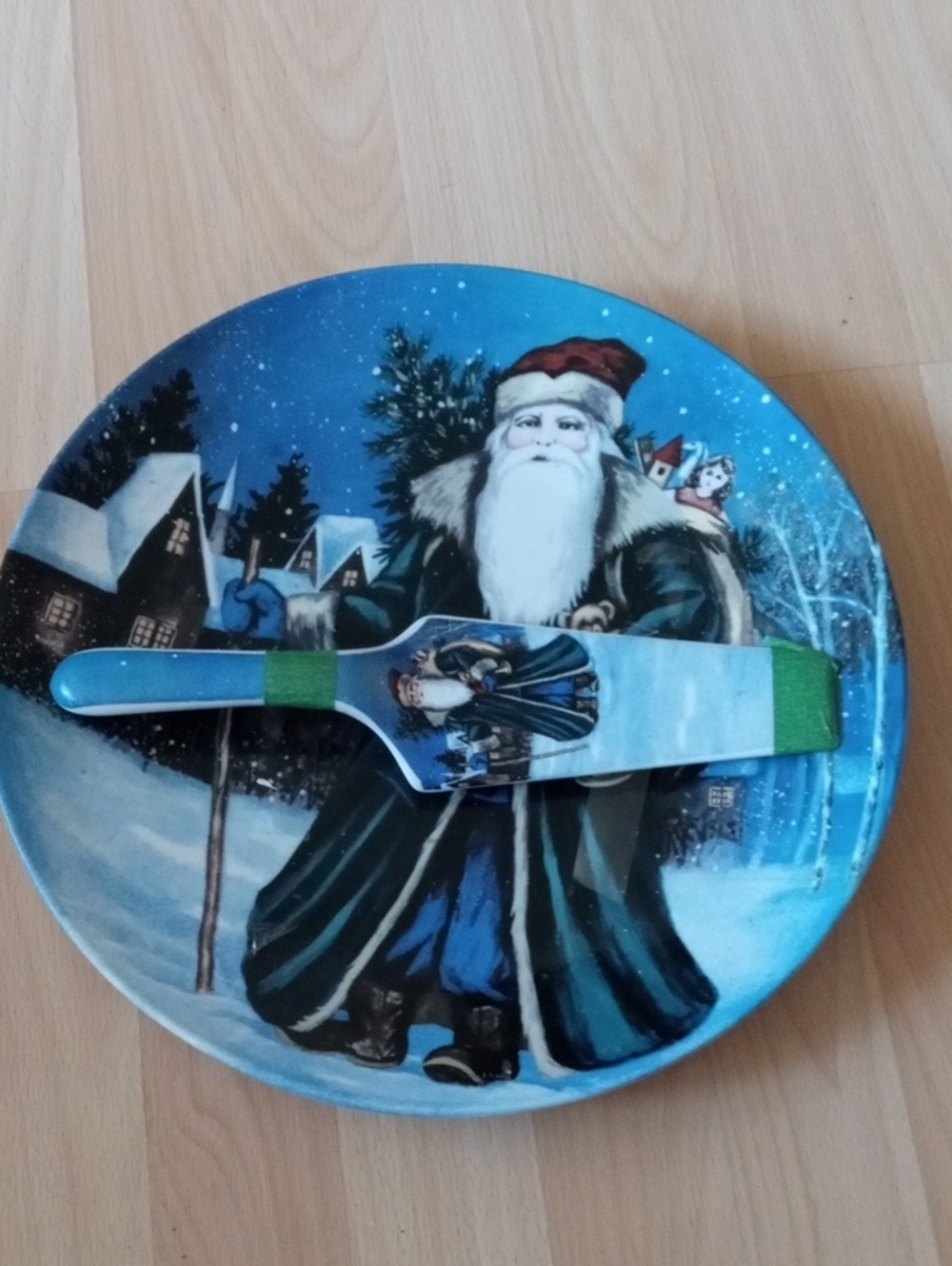Santa Decorative Plate with Spatula - Blue Holiday Scene